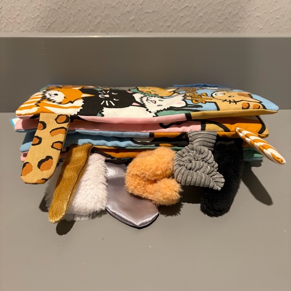 Jellycat London Kitten Tails Crinkle Soft Baby Infant Book Toy Brand New w/ Tags - Picture 7 of 8